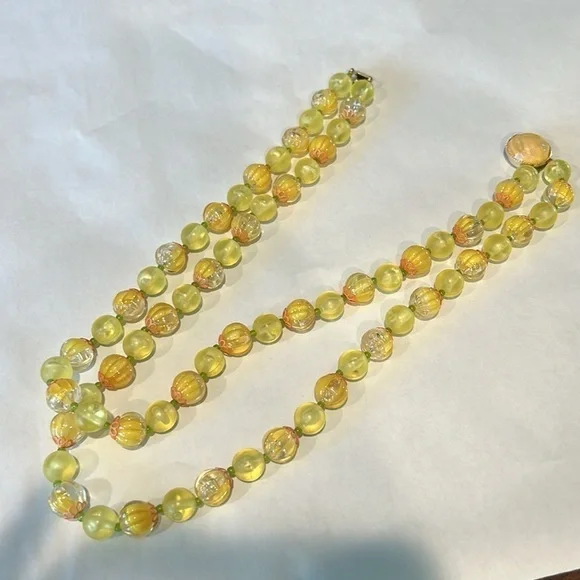 Vintage 1950s yellow round bead double strand necklace and matching earrings - Picture 7 of 9